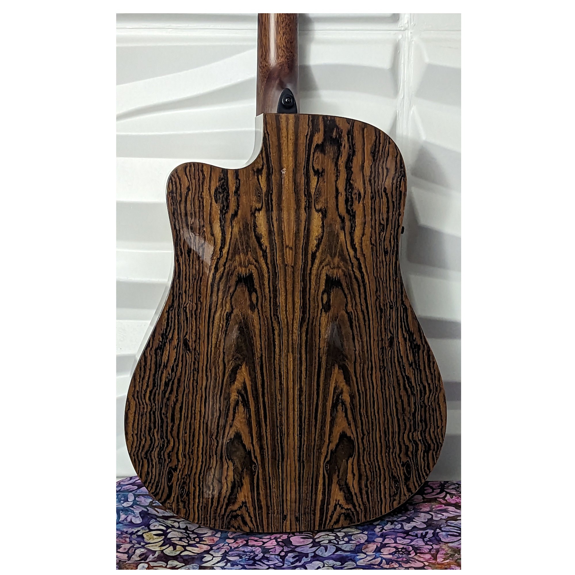 LAG Tramontane Bearclaw Top HyVibe Cutaway Acoustic Electric Smart Guitar THV30DCE