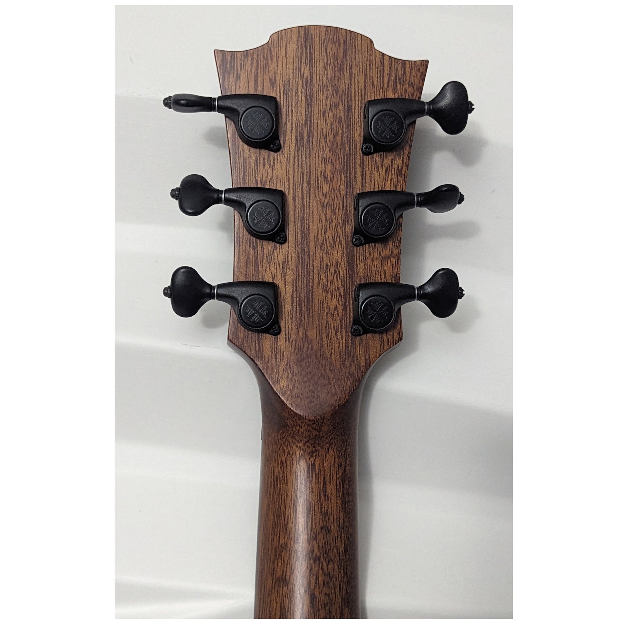 LAG Tramontane Bearclaw Top HyVibe Cutaway Acoustic Electric Smart Guitar THV30DCE