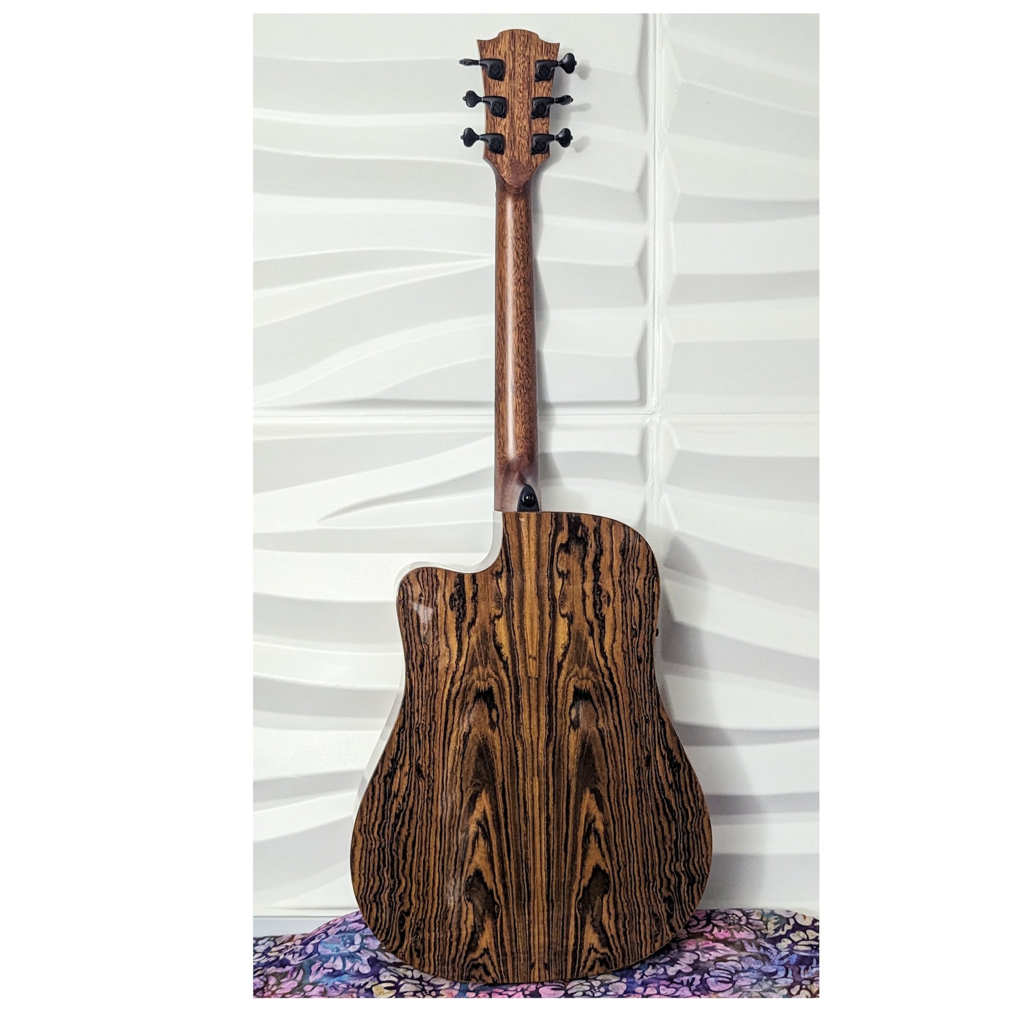 LAG Tramontane Bearclaw Top HyVibe Cutaway Acoustic Electric Smart Guitar THV30DCE